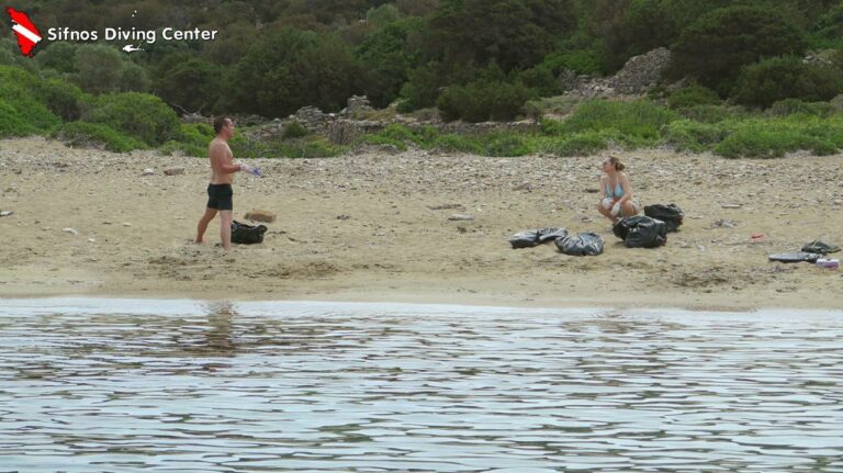 A La Mer - Cleaning up Fikiada beach in Sifnos - volunteers