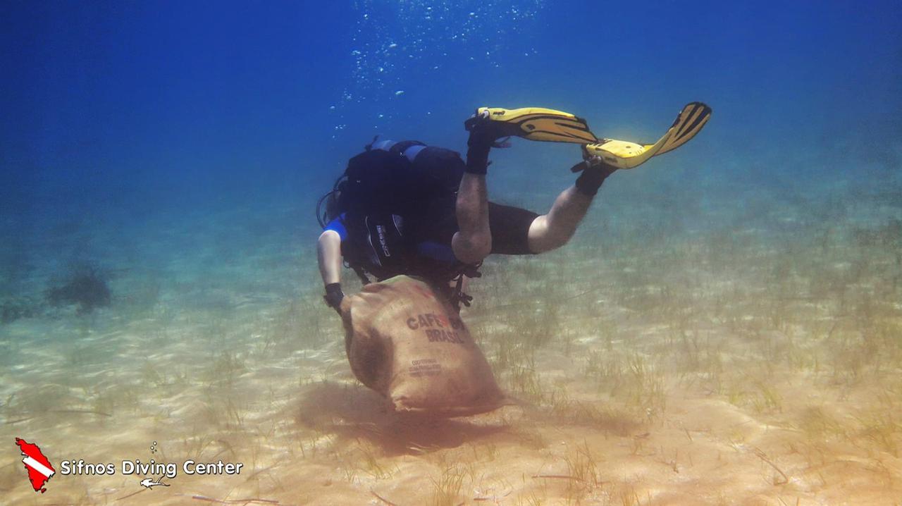 Fykiada beach in Sifnos clean up