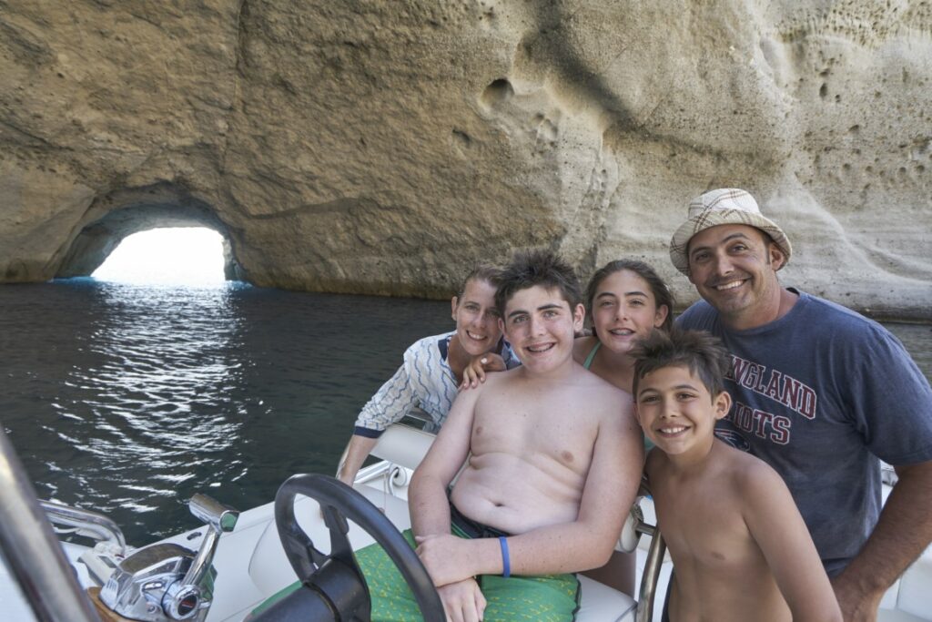 Rent a boat with a skipper in Greece from Sifnos