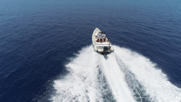 Skippered cruises in Greece (Aegean Sea - Cyclades) from Sifnos